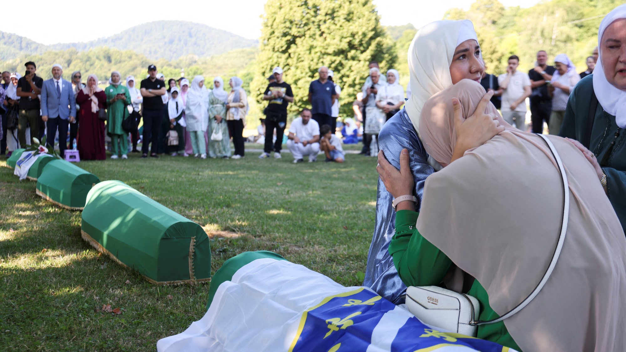 Tisíce ľudí v Bosne si pripomínajú výročie genocídy v Srebrenici.