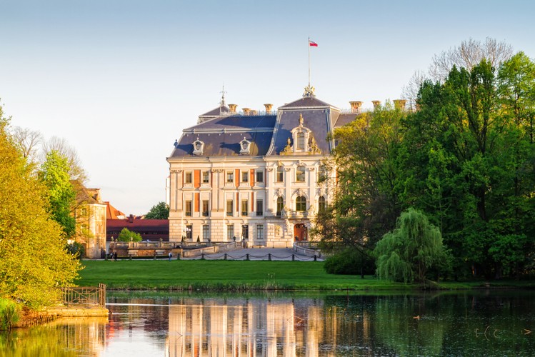 <strong>Zamek w Pszczynie</strong>
<br></br>
Jedna z najlepiej zachowanych rezydencji magnackich w Polsce. Pomimo wielu burzliwych wydarzeń i wojen zachowano w jego wnętrzach oryginalne meble i wyposażenie. Obecnie mieści się tu muzeum, które przenosi zwiedzających w XIX-wieczny świat życia arystokracji (dostępne są m.in. apartamenty cesarskie, a także Zbrojownia, Gabinet Miniatur, Galeria Portretów panów, hrabiów i książąt pszczyńskich, Sala Polska im. Księcia Józefa Poniatowskiego oraz Stajnie Książęce; bezpłatne wejścia od kwietnia do października w każdy poniedziałek). Zamek otoczony jest ponad 150-hektarowym parkiem urządzonym w stylu angielskim.