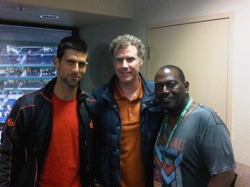 Novak pozira sa Vilom Farelom i Rendijem sa kojima snima novu pesmu