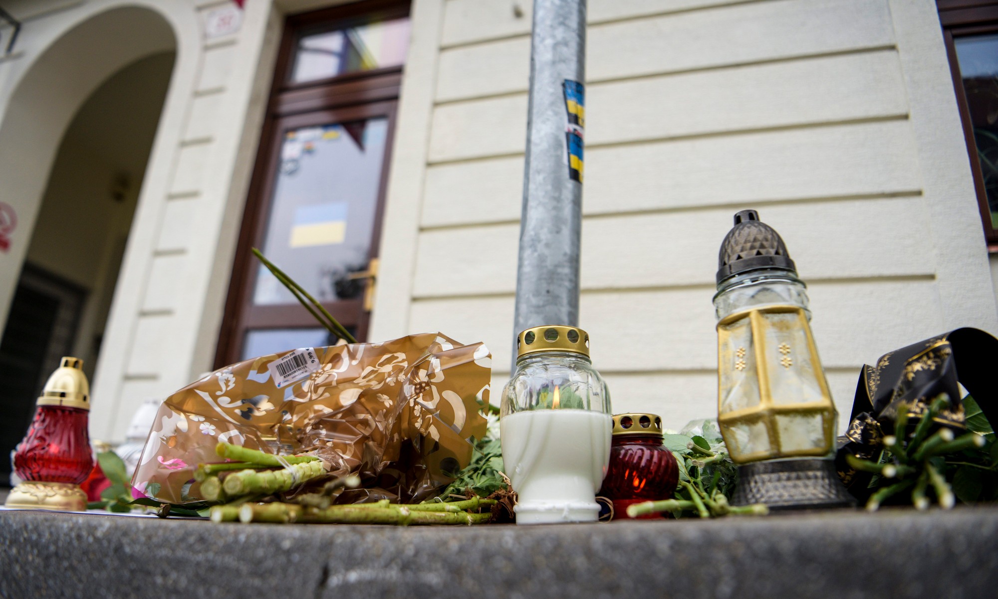 Sviečky a kvety pri mieste tragického útoku na Zámockej ulici v Bratislave. 