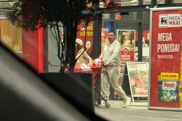(PAPARACO) PRVE SLIKE ANE KORAĆ SA MUŽEM U marketu on gura kolica, ona se krije kačketom - prošli biste pored nje, a ne biste je prepoznali