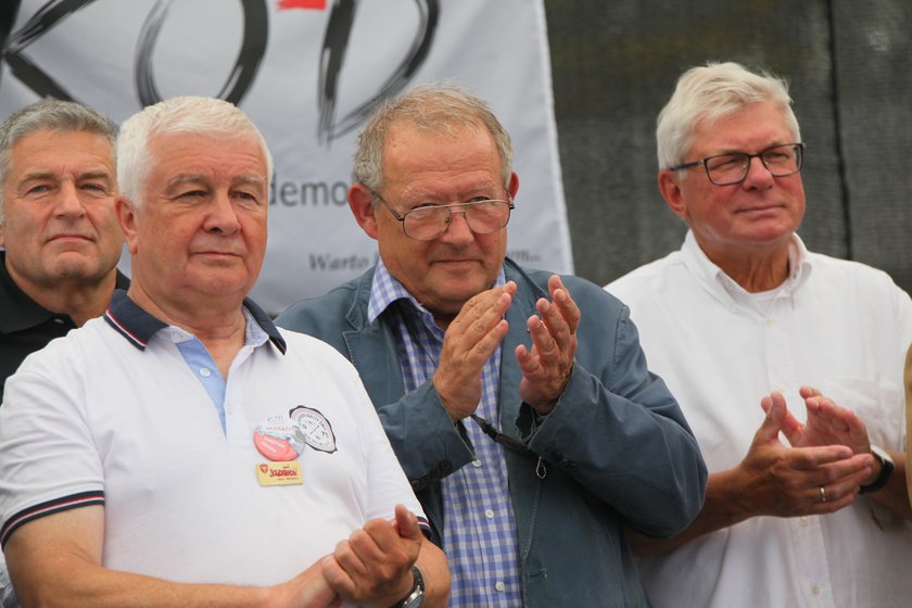 Kuriozalne pytanie i chamska odpowiedź Michnika. Emocje na proteście