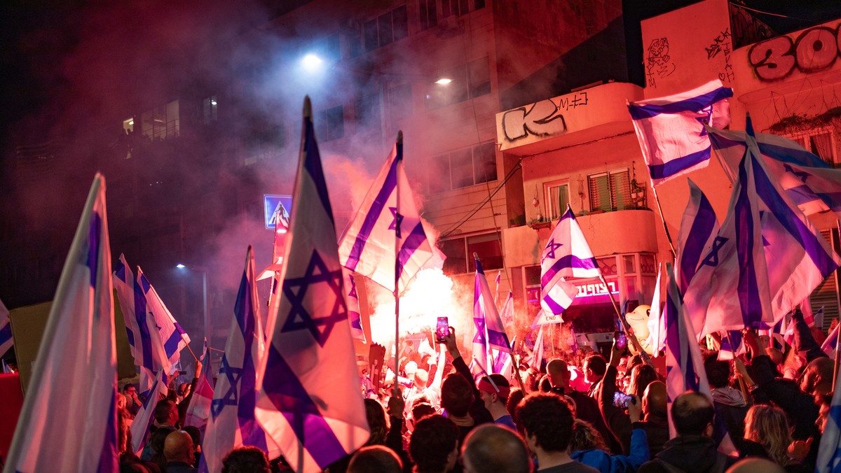 Demonstracja w Tel Avivie to skrzyżowanie protestu z futbolową fiestą i karnawałem demokracji. To roztańczone, głośne i kolorowe widowisko, które tworzą wirujące fl agi, strzelające w niebo race, pochodnie, tam-tamy i wuwuzele, 1 kwietnia 2023 r.