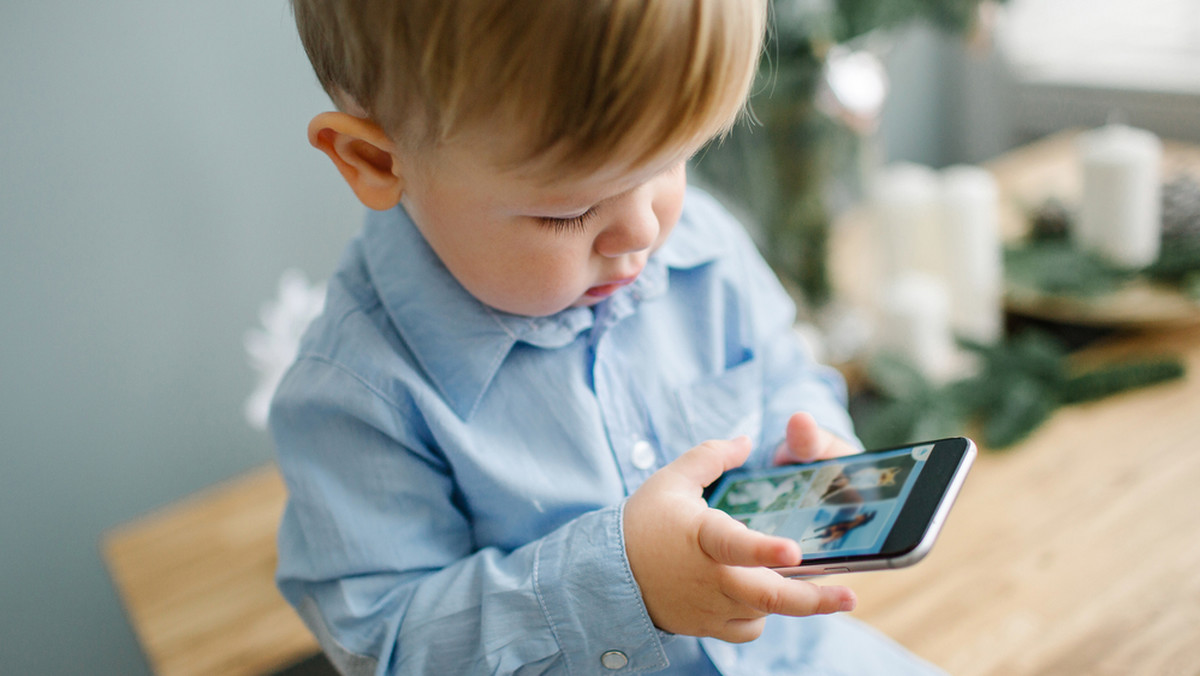 Pięcioletni Tomcio jest przedszkolakiem, ale ma już wszystkie objawy uzależnienia od gier komputerowych: boli go brzuch, kiedy rodzice zabierają mu telefon, na którym gra, płacze, jest nerwowy. Chłopiec stał się bohaterem opowiastki pt. "Tomcio Telefoncio", którą napisała Wanda Szymanowska, autorka książek dla dzieci.