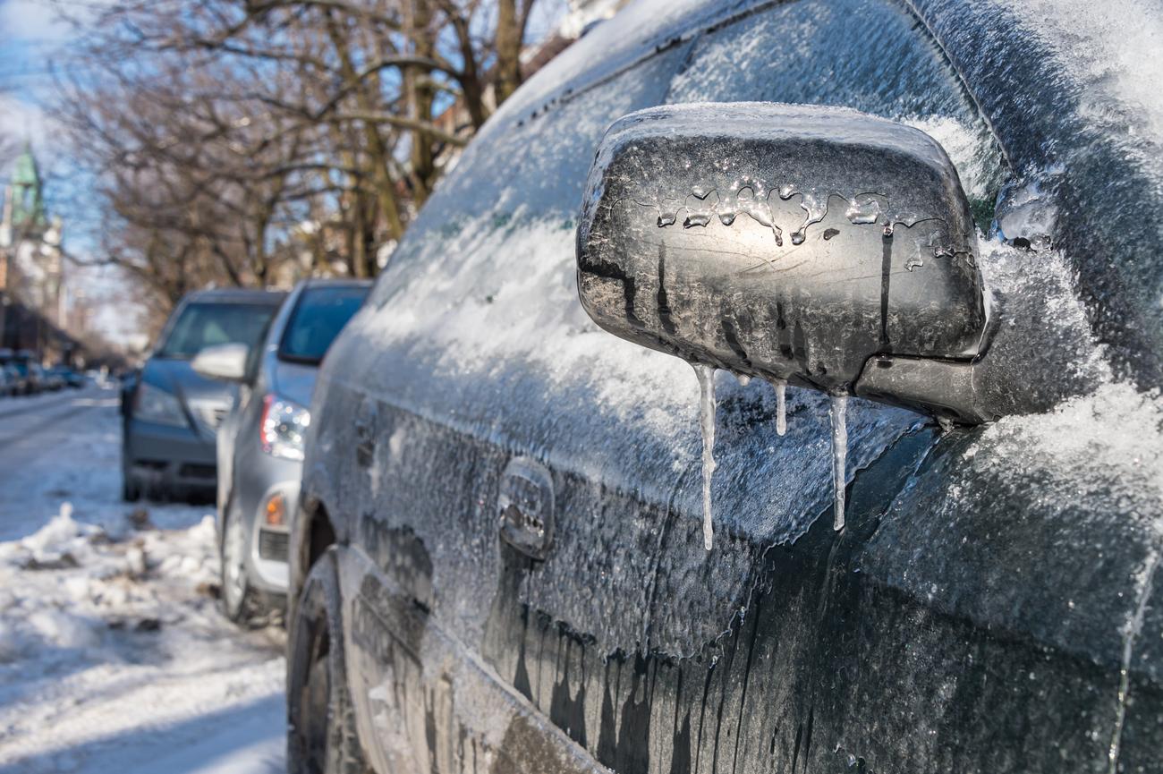 Крупный снег. Ваз 2111 после ледяного дождя. Машина после ледяного дождя. Как разморозить двери автомобиля после ледяного дождя. Разморозка льда для машины.