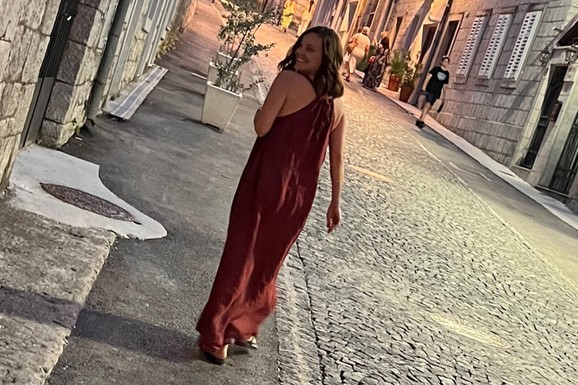TURSKA KAFA U FILDŽANU I DOMAĆA RAKIJA Naša pevačica našla mir van Beograda: Gaji kokoške i jutra započinje ovako (Foto)