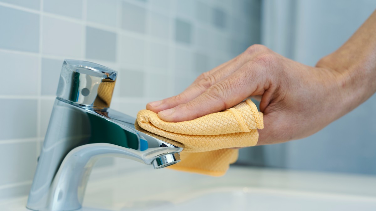 Ovaj trik sa aluminijumskom folijom će vam vratiti sjaj slavini za samo nekoliko minuta!