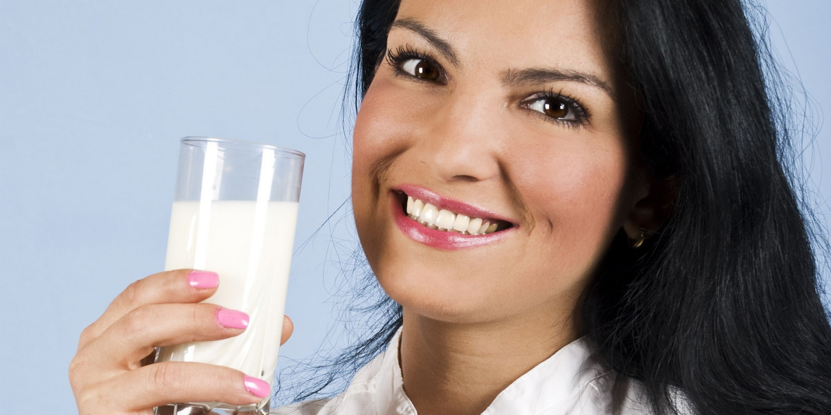 kobieta pije mleko