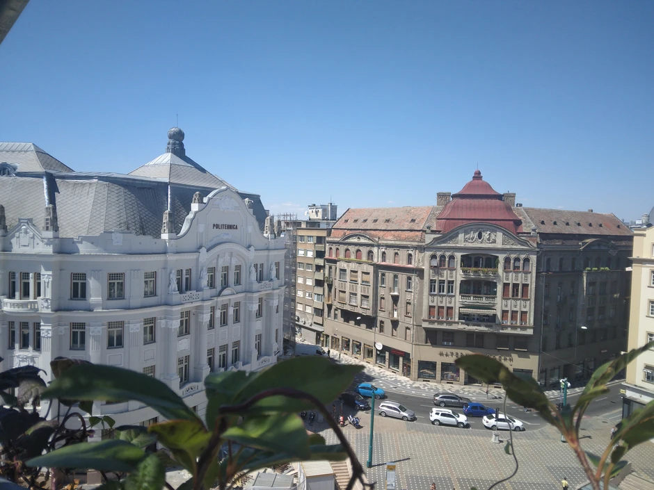 Temišvar nazivaju i "malim Bečom" jer arhitektura podseća na onu koju možemo videti u austrijskoj prestonici, što i ne čudi budući da su Rumuni bili pod Habzburgovcima