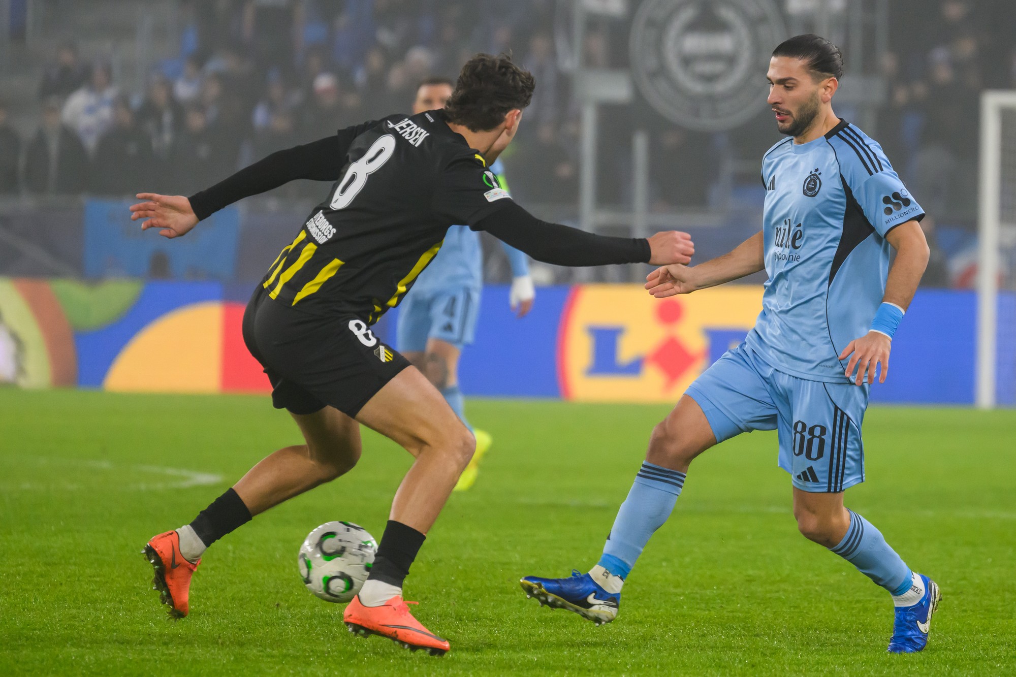 Silas Andersen (Häcken) a Kyriakos Savvidis (Slovan).