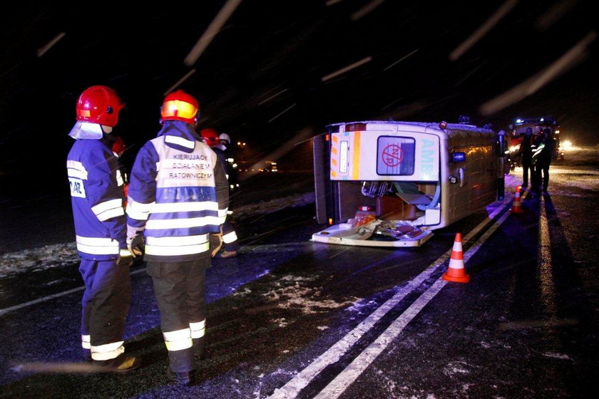 Karetka przewróciła się nad A4