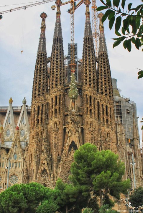 Widok na Sagradę z Carrer de la Marina