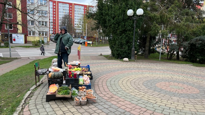 Z towarem do miasta Marian przyjeżdża codziennie z oddalonej o 40 km wsi