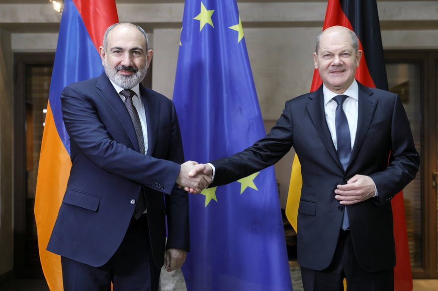 Premier Armenii Nikol Paszinian i kanclerz Niemiec Olaf Scholz