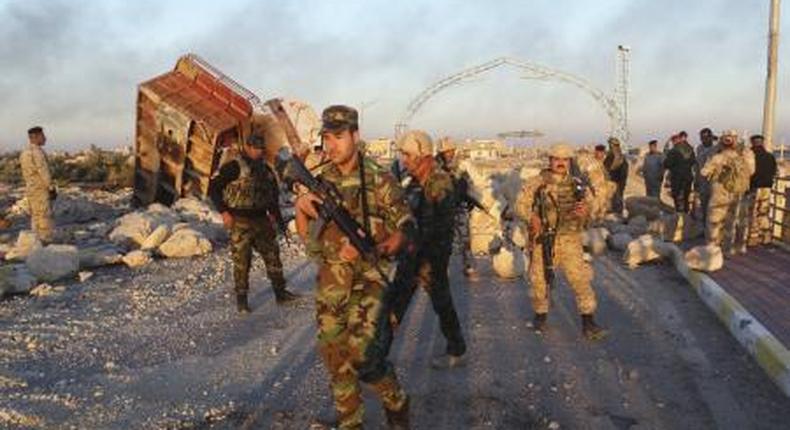 Iraqi security forces gather to advance towards the centre of Ramadi city, December 25, 2015.