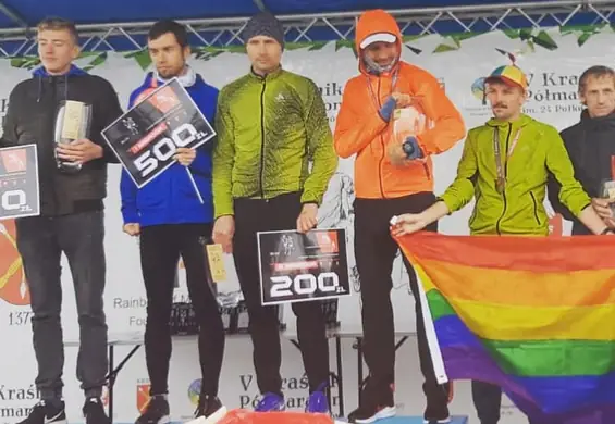 Lekarz wystartował w półmaratonie w Kraśniku. Medal odebrał z flagą LGBT