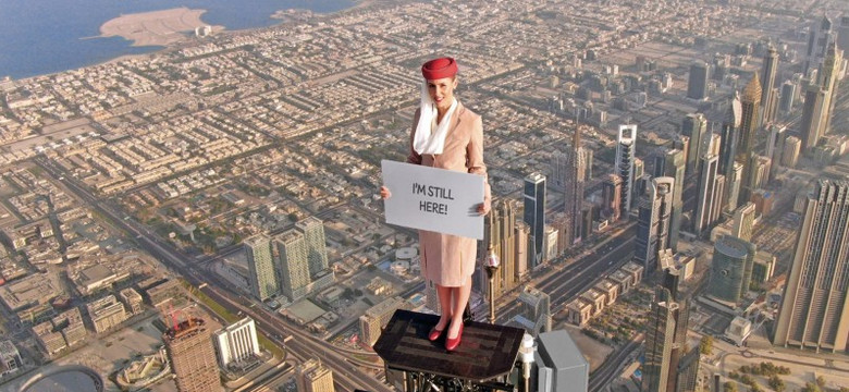 Stewardesa na najwyższym budynku świata, a za nią przelatuje samolot. Co tam się wydarzyło?