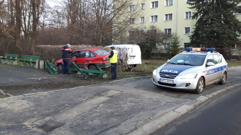 Pijany staranował ławki na przystanku