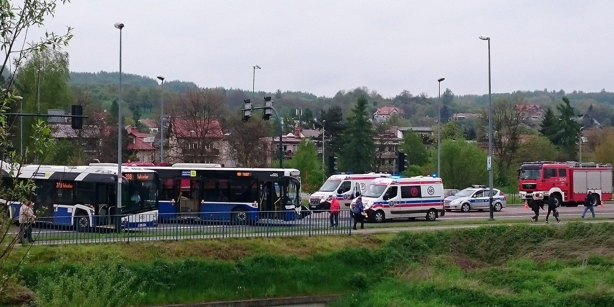 Zderzenie autobusu MPK z samochodem ciężarowym przy ul. Księcia Józefa w Krakowie