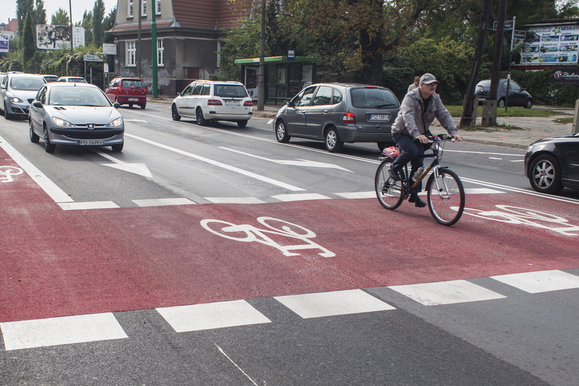 Rowerowy bubel na ulicy Pułaskiego. Tuż obok śluzy dla cyklistów