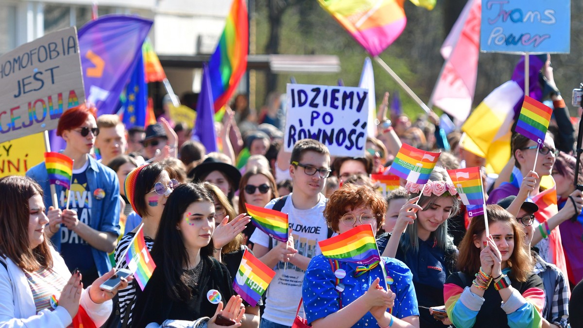 Około tysiąca osób uczestniczyło w I Marszu Równości, który otoczony kordonem policji wczoraj po południu przeszedł ulicami Koszalina. Doszło do pojedynczych incydentów.