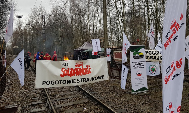 Protest górników. Blokada wysyłki węgla w kopalni Halemba w Rudzie Śląskiej