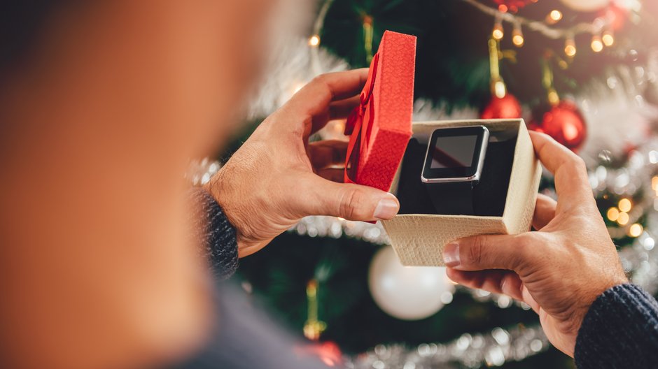 Nie dość, że Polacy mniej wydali w tym roku na Black Friday, to na prezentach świątecznych też zamierzają oszczędzać.