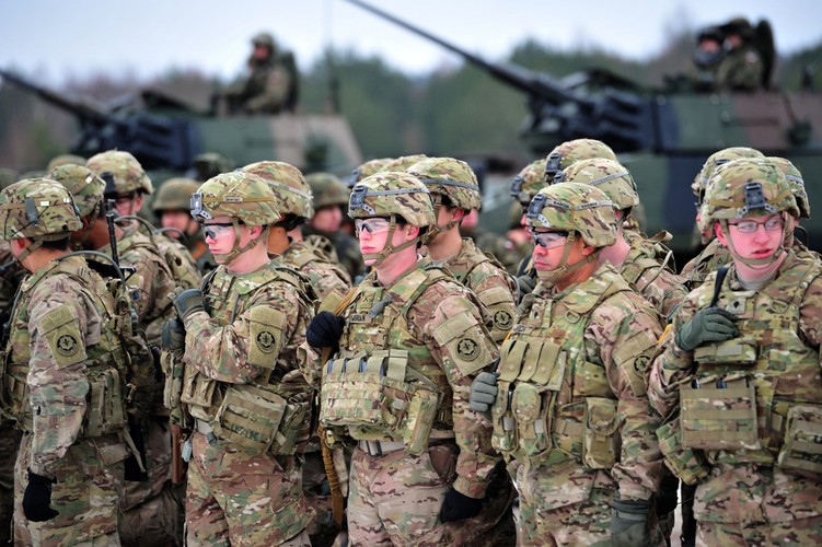 W kulminacyjnym momencie w szkoleniu na poligonie drawskim weźmie udział przeszło 2500 żołnierzy i 500 jednostek sprzętowych. Ćwiczenie polskich żołnierzy to część przygotowań do wejścia w skład Wyszehradzkiej Grupy Bojowej Unii Europejskiej, której dyżur rozpoczyna się w styczniu 2016 roku. 

<br><br> (mb/mr) PAP/Marcin Bielecki