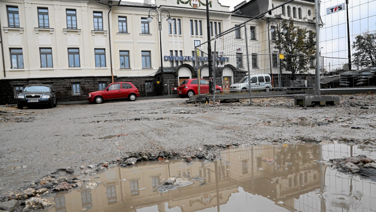 Nie ma szans na dokończenie budowy dworca kolejowego w Radomiu do końca tego roku. Powód? PKP zerwało umowę z wykonawcą.