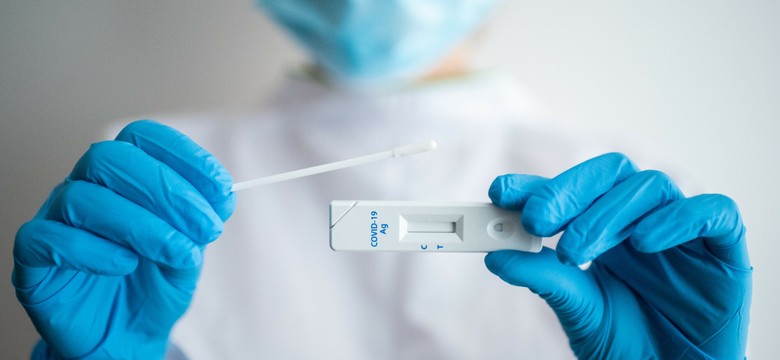 Wzrasta liczba zakażonych COVID-19. W lipcu apteki sprzedały prawie 187 tys. testów
