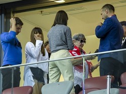 Na trybunach nikt nie wyglądał lepiej. Anna Lewandowska w genialnej stylizacji na meczu Polska - Austria. FOTO