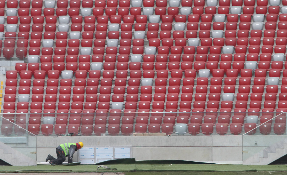 Układanie murawy na Stadionie Narodowym