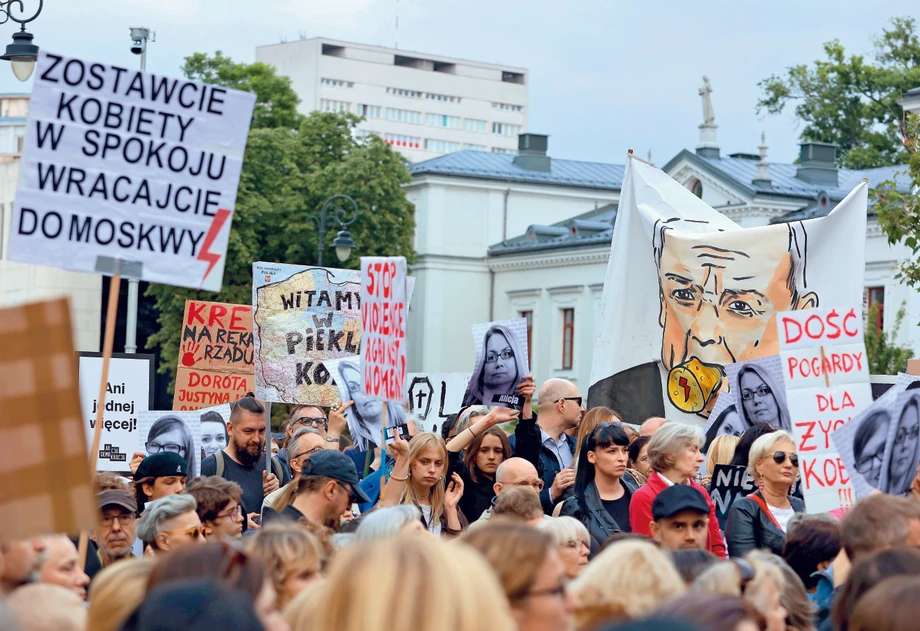 „Kobieta zawsze musi swoje kompetencje udowadniać. Musi być trzy razy bardziej, nawet nie dwa, trzy razy bardziej kompetentna niż mężczyzna, żeby mogła zająć to samo stanowisko co on”.