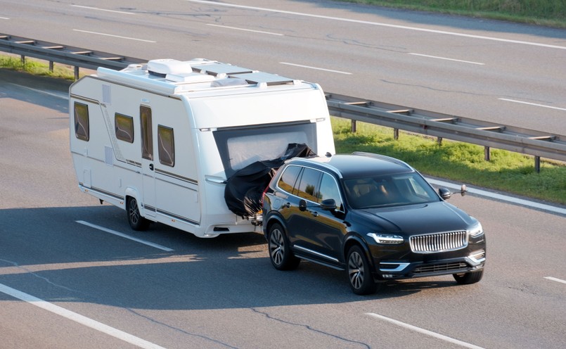 Samochód z przyczepą kempingową