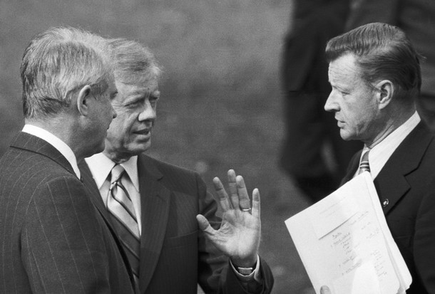 Prezydent USA Jimmy Carter (w środku) i Zbigniew Brzeziński (z prawej), doradca ds. bezpieczeństwa narodowego USA, przed konferecją prasową w Białym Domu, Waszyngton, sierpień 1979 r.