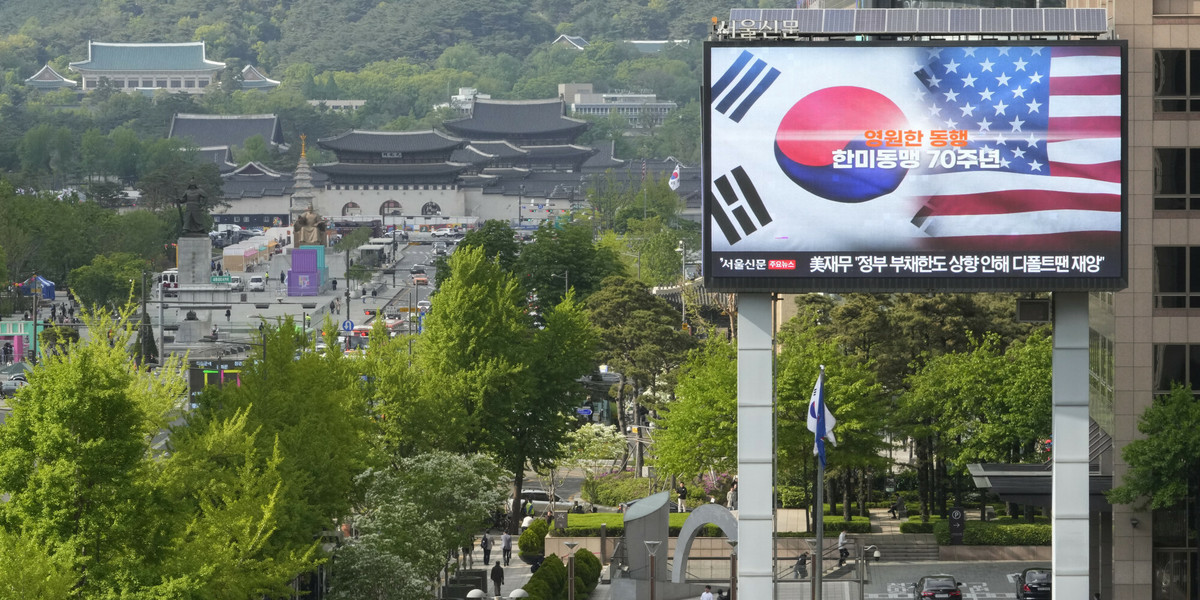 Ekran z flagami Korei Południowej i Stanów Zjednoczonych z okazji 70. rocznicy zawarcia sojuszu między krajami.