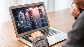 Nadmiar regulacji uderza w e-commerce. Witold Chomiczewski: koszty compliance rosną o miliony