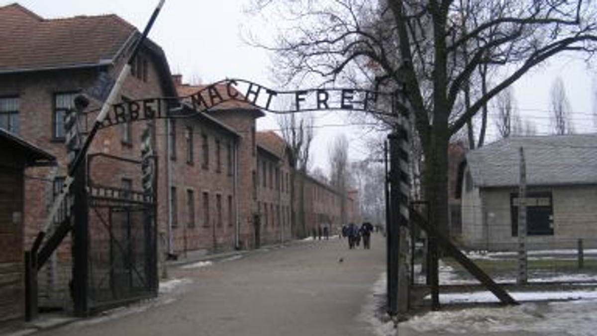 Nagrodę "Światło Pamięci", którą Muzeum Auschwitz honoruje osoby zasłużone dla edukacji o Auschwitz i Holokauście, przyznano francuskiemu historykowi Serge'owi Klarsfeldowi – poinformował Paweł Sawicki z biura prasowego Muzeum.