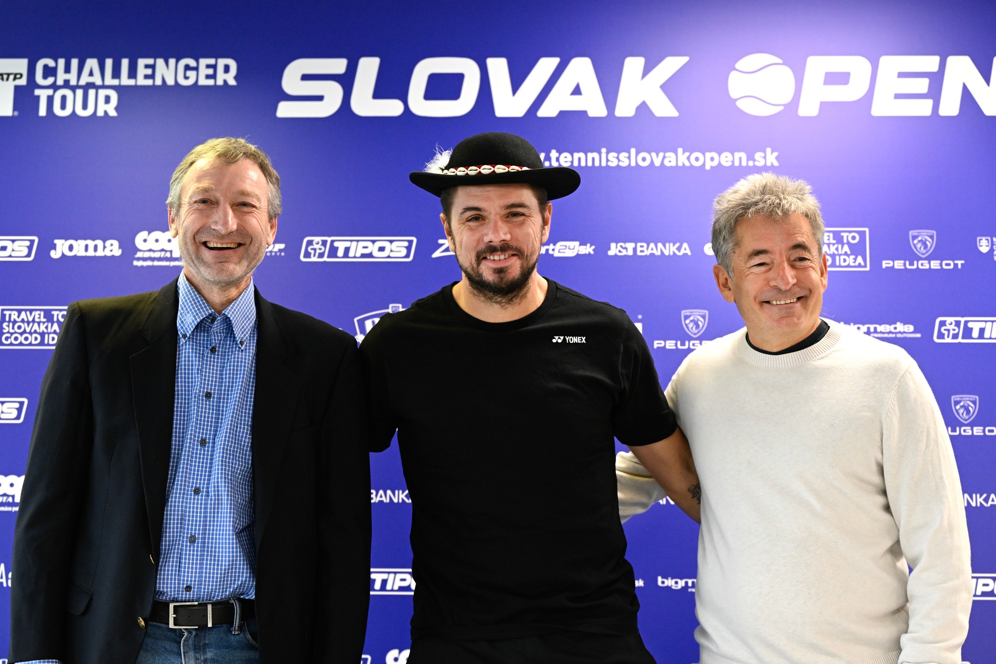 Švajčiarsky tenista Stan Wawrinka (uprostred), ktorý pózuje s goralským klobúkom, prezident Slovenského tenisového zväzu (STZ) Miloš Mečíř, generálny sekretár STZ a riaditeľ turnaja Slovak Open 2024 Igor Moška.