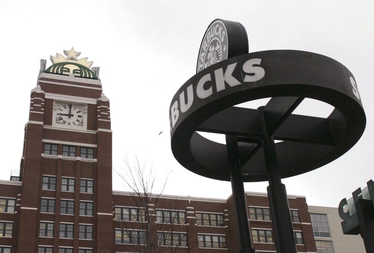 W 1971 r. w Seattle założono Starbucks - obecnie największą na świecie sieć kawiarni. Ma 20 891 kawiarni w 62 krajach, w tym 33 w Polsce. <a href='http://forsal.pl/artykuly/528061,starbucks_biznes_jakiego_swiat_wczesniej_nie_widzial.html'>Howard Schultz uczynił z picia kawy biznes, jakiego świat jeszcze nie widział, choć nie wymyślił nic nowego.</a> Dzięki niemu kawiarnie z biało-zielonym logo Starbucks są na wszystkich kontynentach, a picie czarnego, aromatycznego napoju z papierowego kubeczka stało się oznaką dobrego gustu. Na zdjęciu: Siedziba Starbucks Corp.