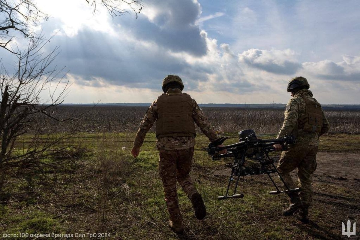Ukraińscy żołnierze z dronem