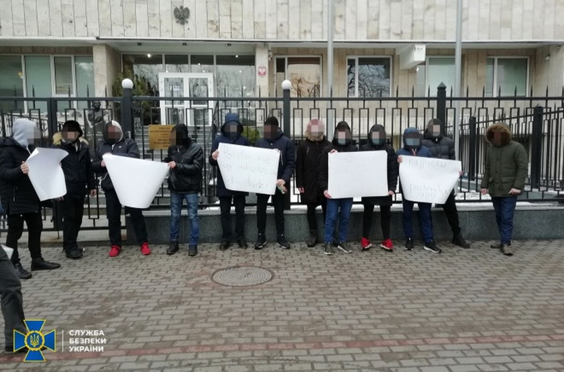 Manifestacja przed polską ambasadą w Kijowie
