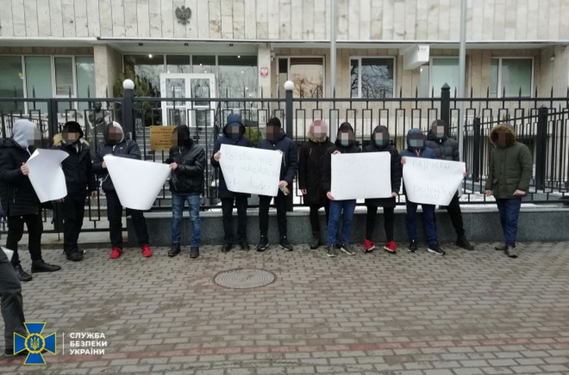 Manifestacja przed polską ambasadą w Kijowie