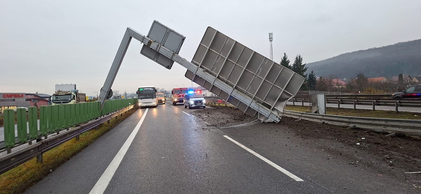 Pri Banskej Bystrici strhol kamión portálovú značku nad cestou. 