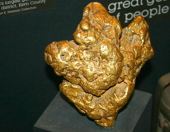 Bryłka złota o masie 4,9 kg, znana jako samorodek Mojave, została znaleziona przez poszukiwacza na pustyni w południowej Kalifornii za pomocą wykrywacza metalu
