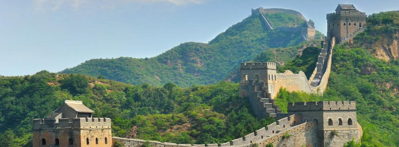 1. miejsce: Wielki Mur Chiński – zbiorcza nazwa systemów obronnych składających się z zapór naturalnych, sieci fortów i wież obserwacyjnych oraz (w najbardziej strategicznych miejscach) murów obronnych z ubitej ziemi, murowanych lub kamiennych, osłaniających północne Chiny przed najazdami ludów z Wielkiego Stepu. W 1987 roku został wpisany na listę światowego dziedzictwa UNESCO, a 7 lipca 2007 ogłoszono go jednym z siedmiu nowych cudów świata.
