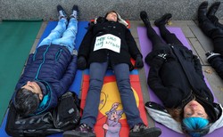 "Bunt ciał" przed Sejmem. Nietypowy protest przeciw zaostrzeniu prawa aborcyjnego. ZDJĘCIA