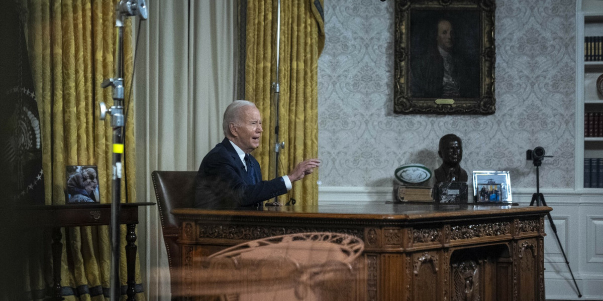 Prezydent Joe Biden przemawia w Gabinecie Owalnym Białego Domu, czwartek, 19 października