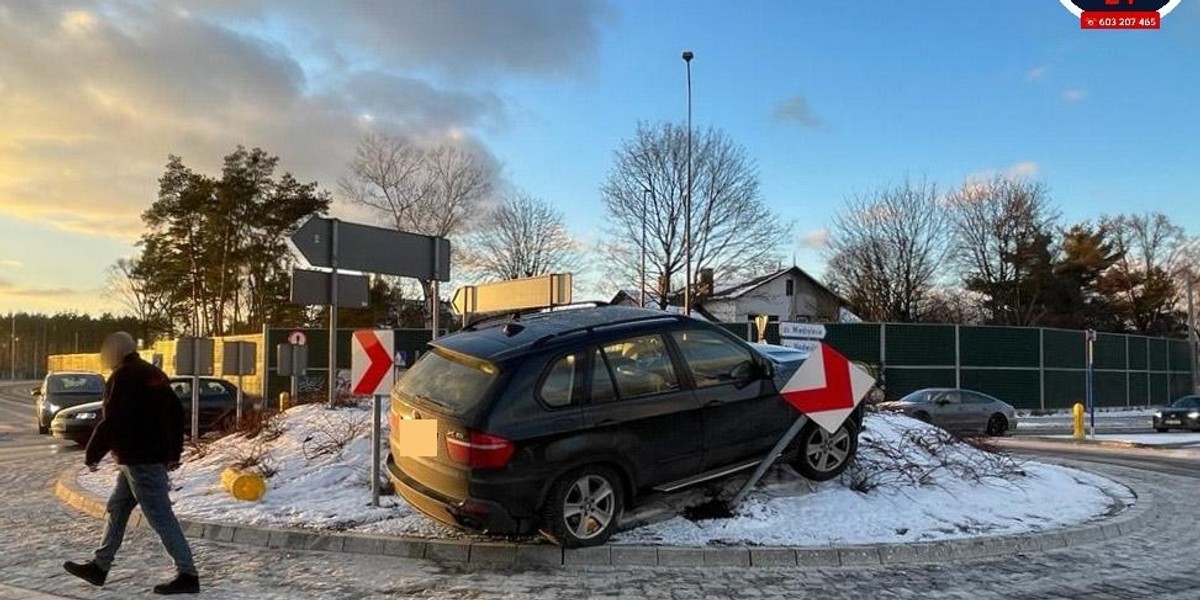 Warszawa. Kierowca bmw zaparkował na... rondzie.