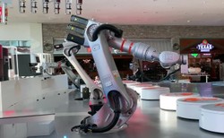 Sensacja w Dubaju! Oto kawiarnia prowadzona przez roboty. Zobacz WIDEO